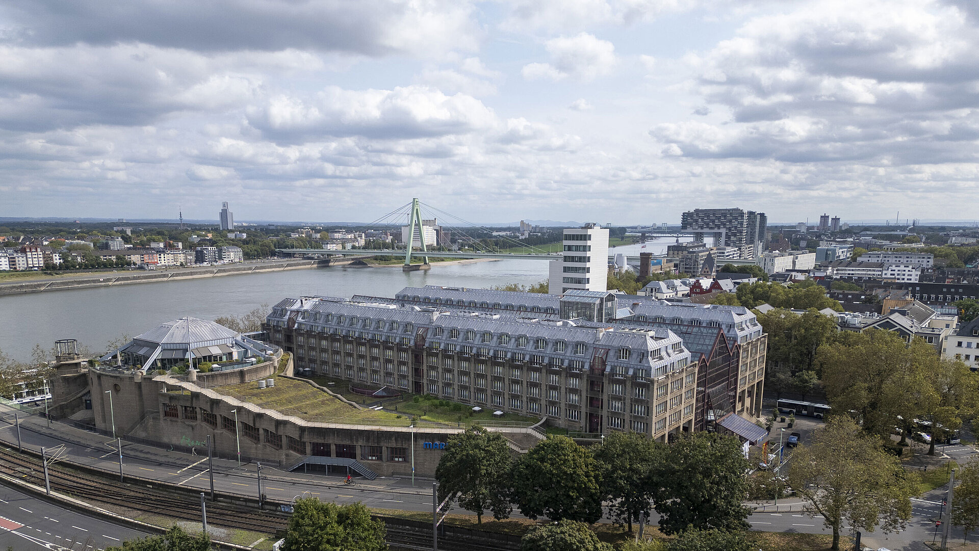 Luftaufnahme des Maritim Hotels Köln, mit Blick auf den Rhein, die Severinsbrücke und umliegende Gebäude.