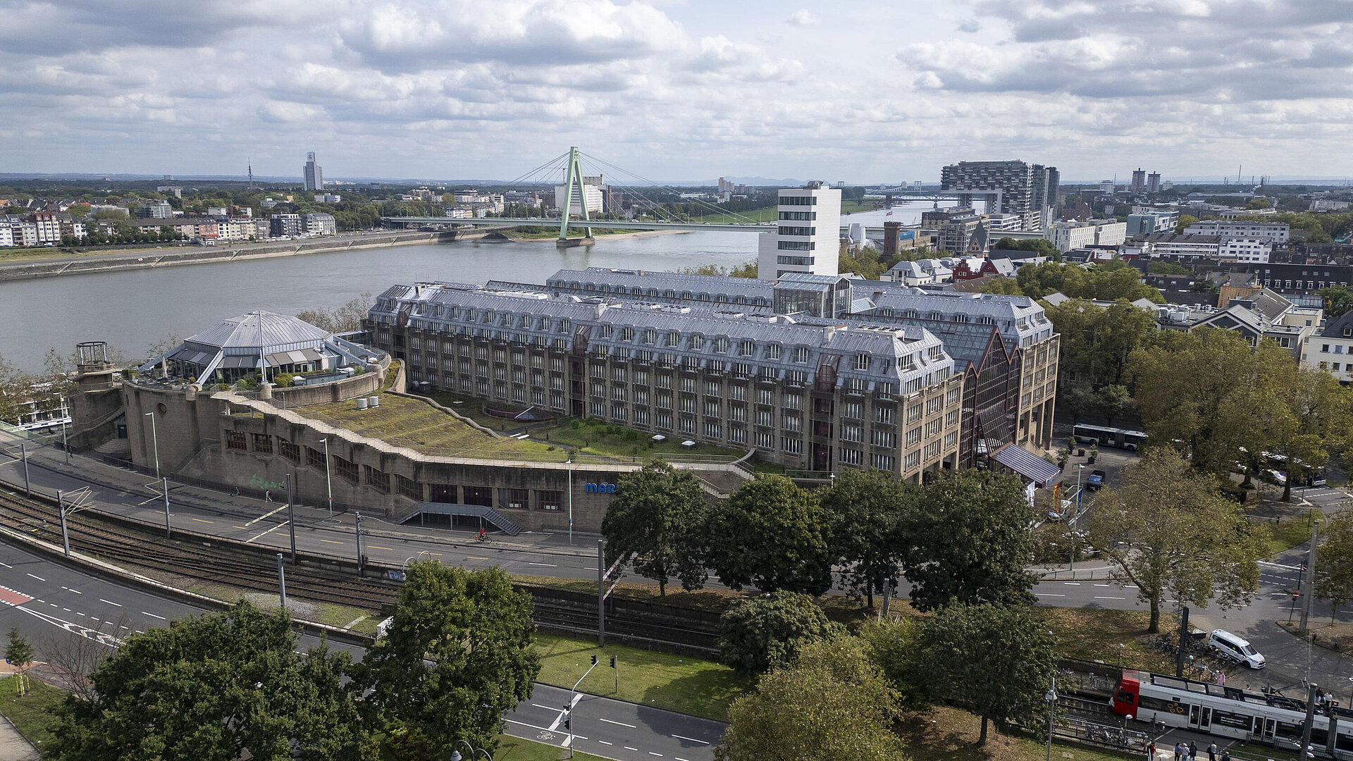 Luftaufnahme des Maritim Hotels Köln, mit Blick auf den Rhein, die Severinsbrücke und umliegende Gebäude.