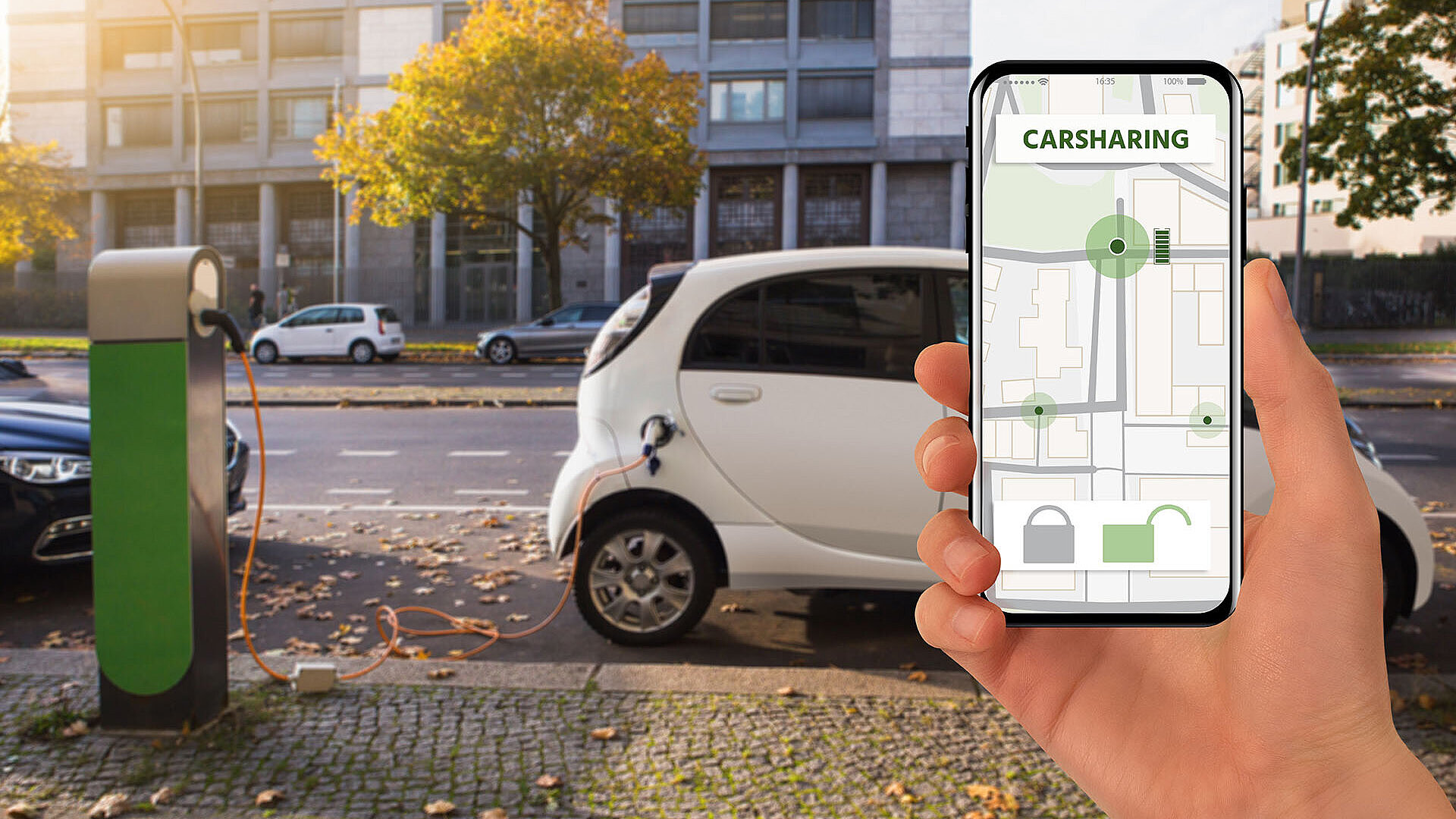 Elektroauto lädt an Station, gesteuert über Carsharing-App auf Smartphone