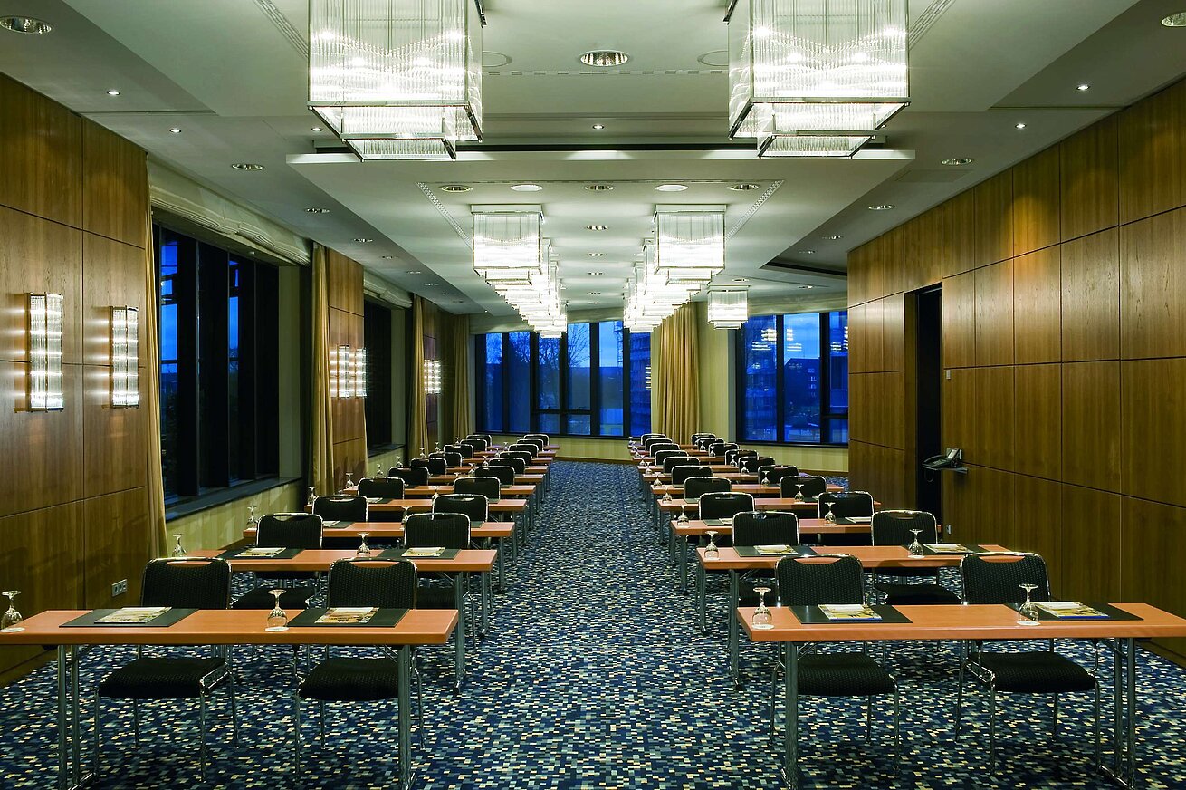 Moderner Konferenzraum im Maritim Hotel Düsseldorf mit Reihenbestuhlung und eleganter Beleuchtung für Tagungen und Seminare.
