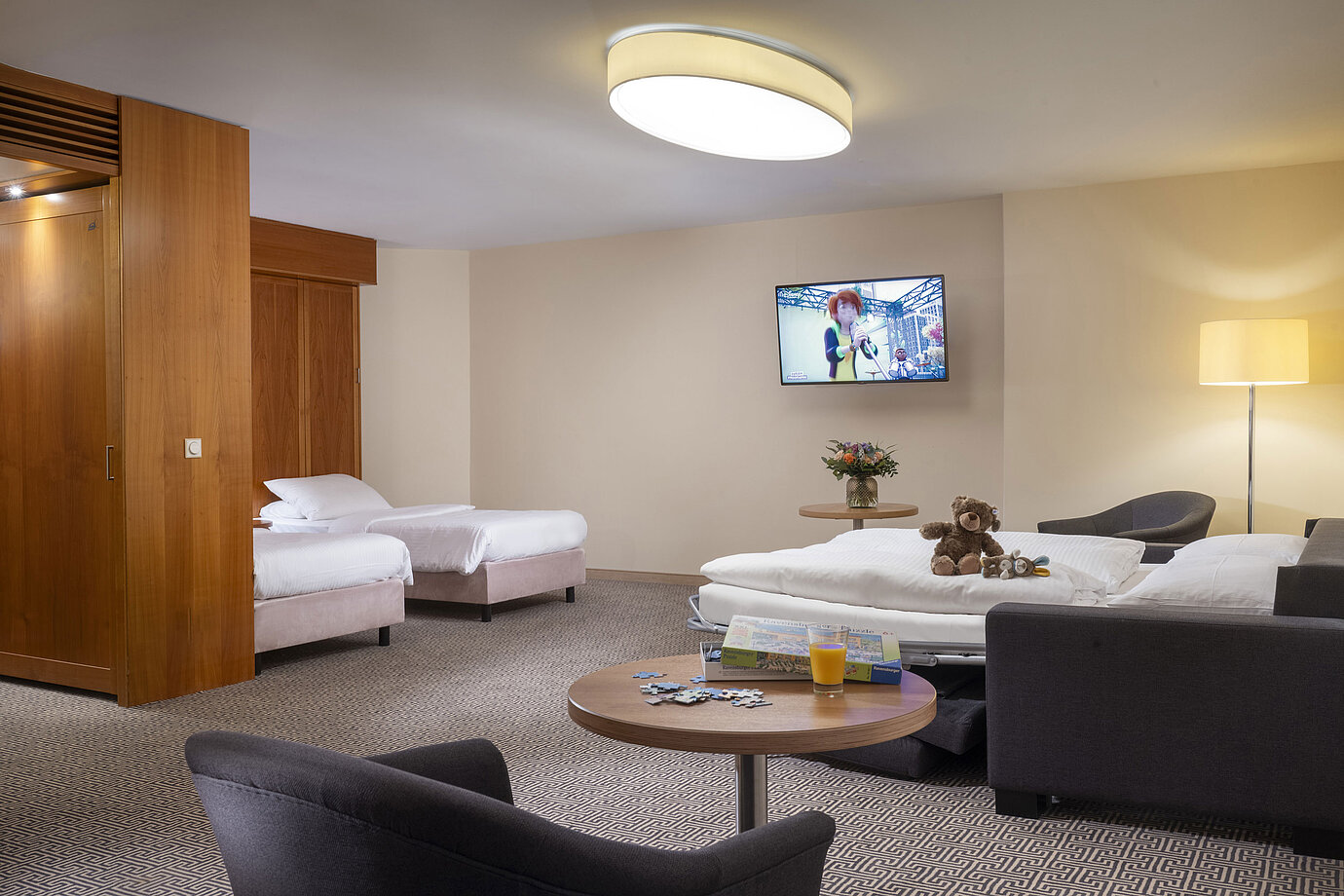Großes Familienzimmer mit TV, Sofabett, Spielsachen und Puzzle im Maritim Hotel Stuttgart