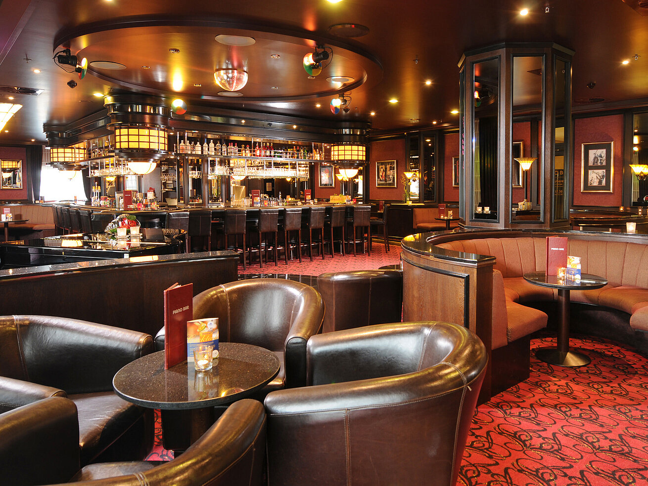 Elegante Bar im Maritim Hotel Dresden mit Ledersesseln, Theke und stilvoller Atmosphäre.