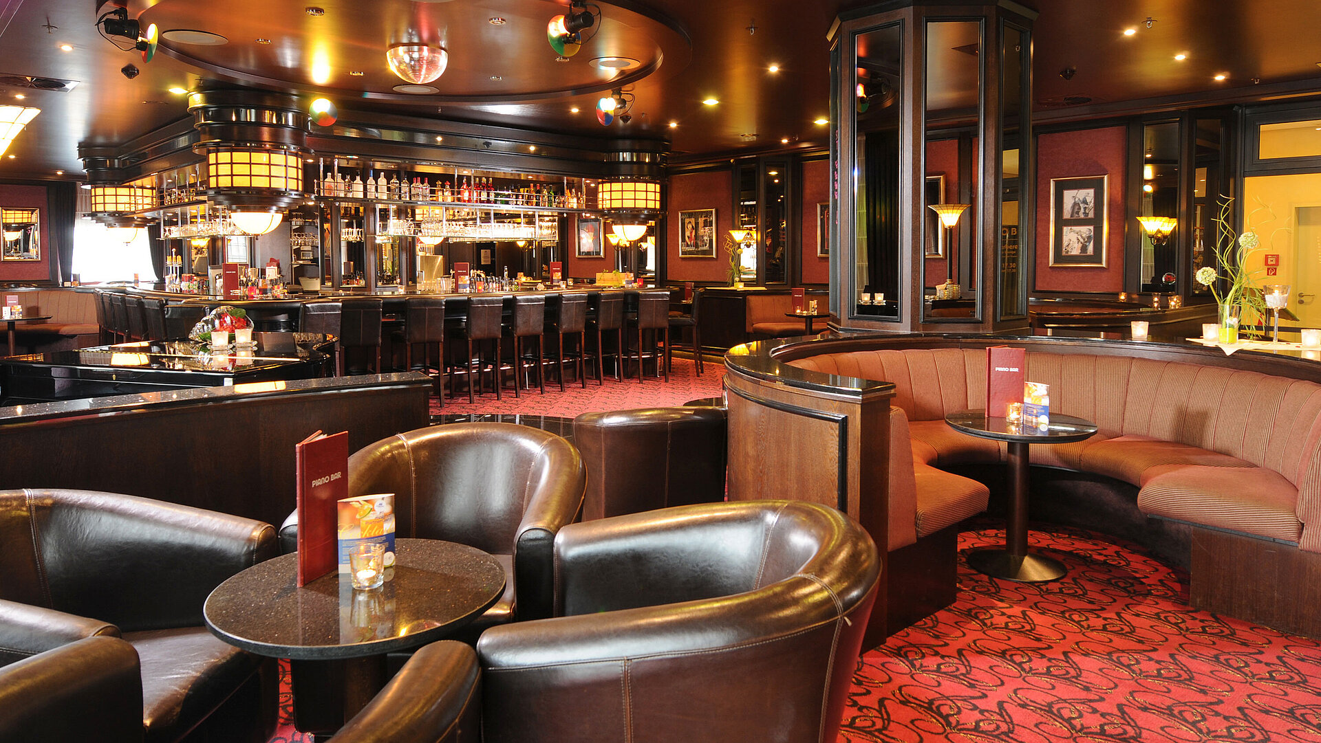 Hotelbar Elegante Bar im Maritim Hotel Dresden mit Ledersesseln, Theke und stilvoller Atmosphäre.