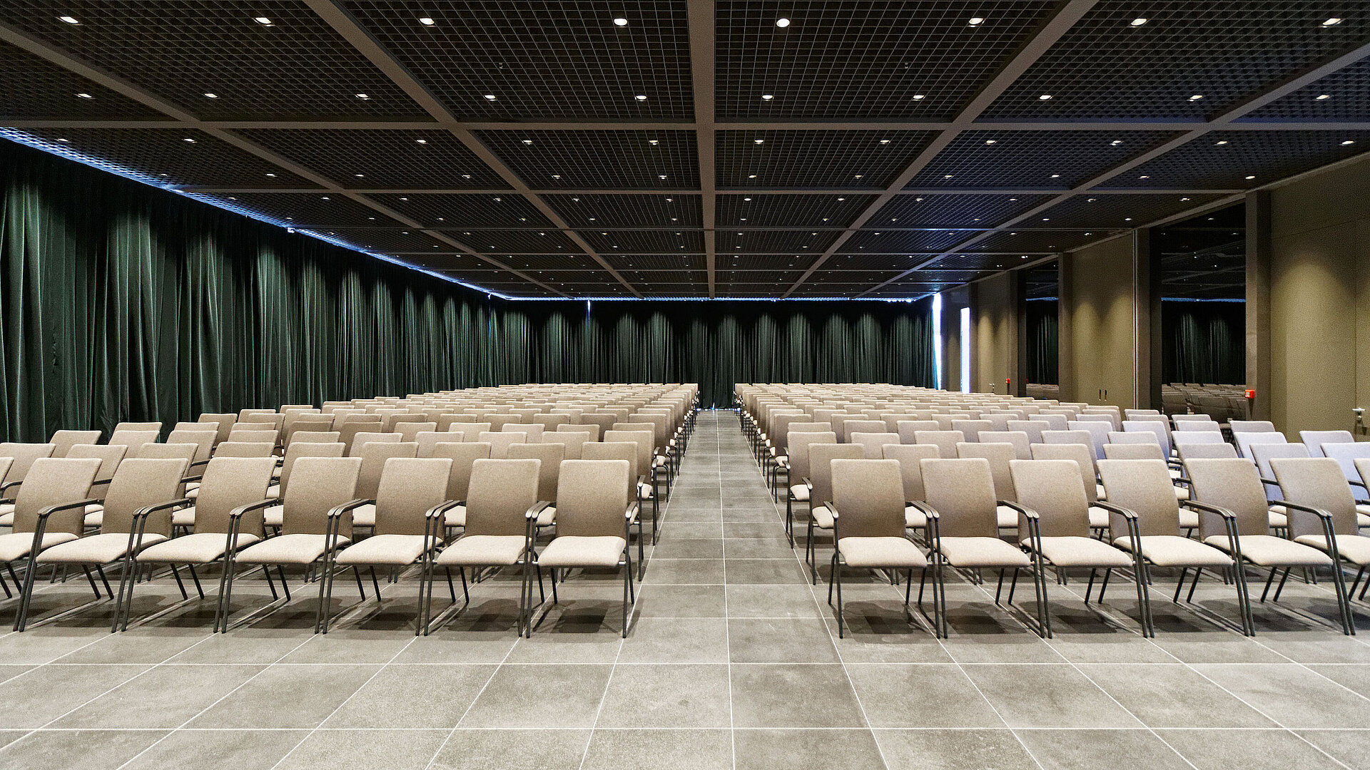 Großer Konferenzraum mit Reihenbestuhlung und Bühnenblick im Maritim Hotel Plaza Tirana