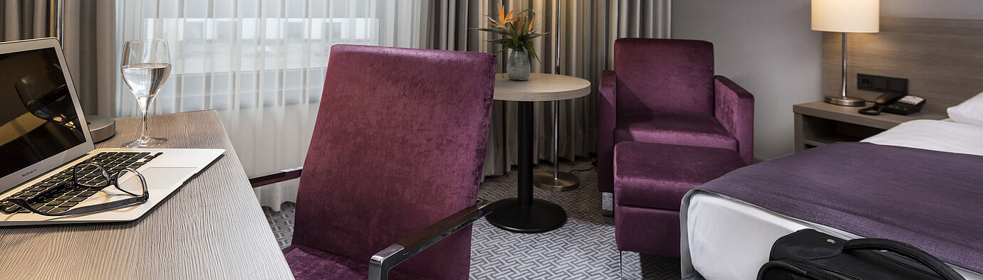 Stilvolles Einzelzimmer im Maritim Hotel Königswinter mit Schreibtisch, Sessel und modernem Design.