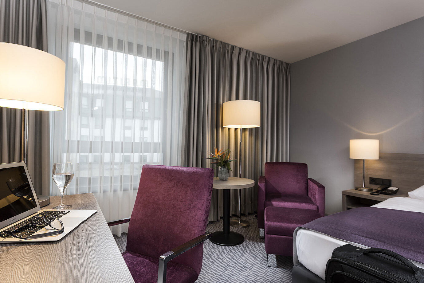 Stilvolles Einzelzimmer im Maritim Hotel Königswinter mit Schreibtisch, Sessel und modernem Design.