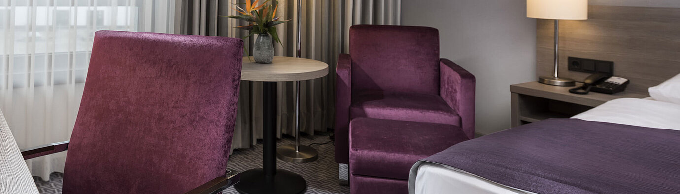 Stilvolles Einzelzimmer im Maritim Hotel Königswinter mit Schreibtisch, Sessel und modernem Design.