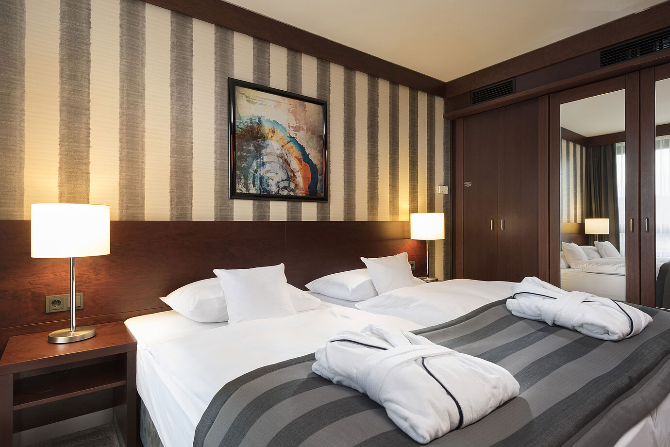 Modernes Doppelzimmer mit gemütlichem Bett, Bademänteln und stilvollem Interieur im Maritim Hotel Königswinter.