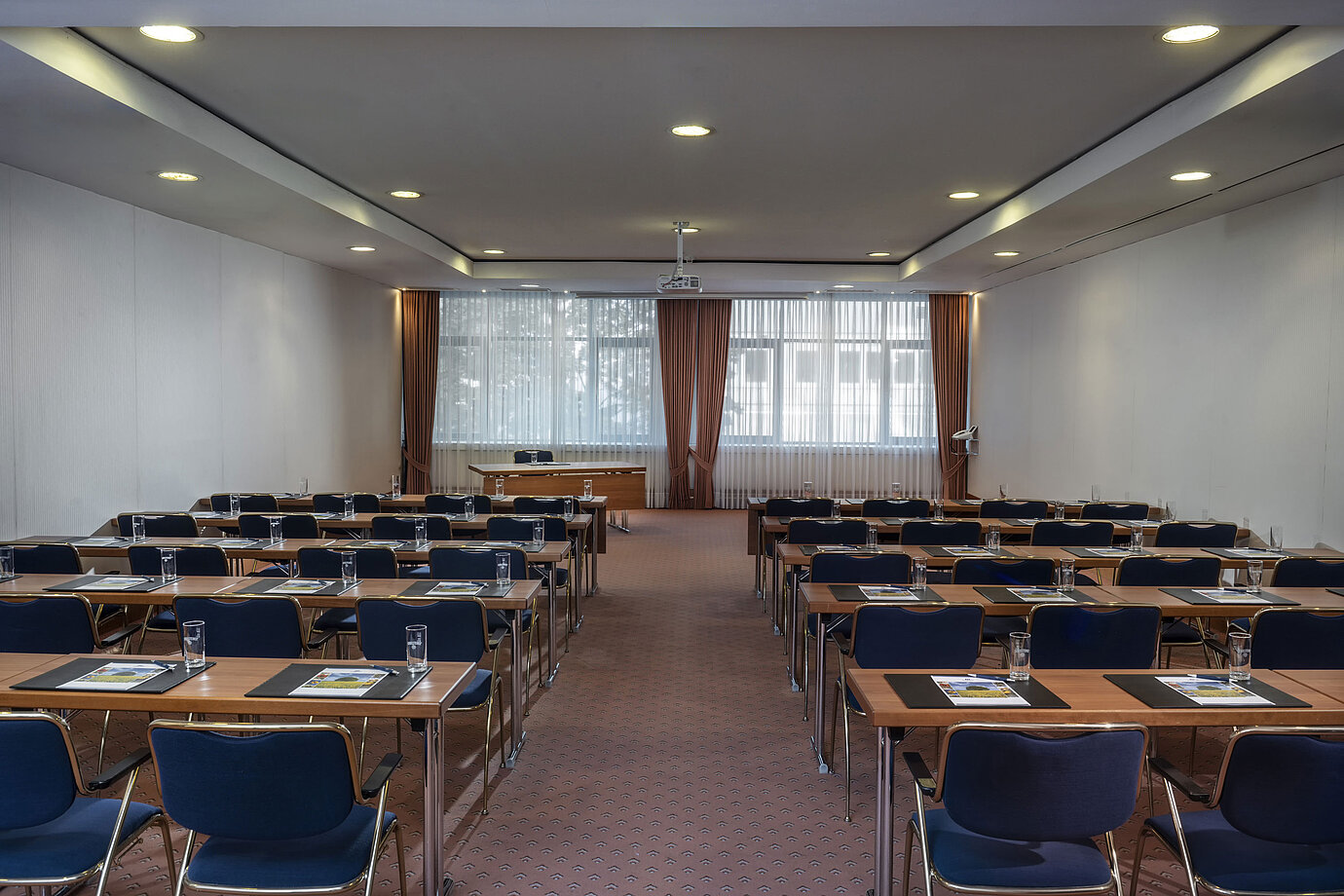 Moderner Tagungsraum im Maritim Hotel Magdeburg mit Reihenbestuhlung, Tageslicht und technischer Ausstattung.