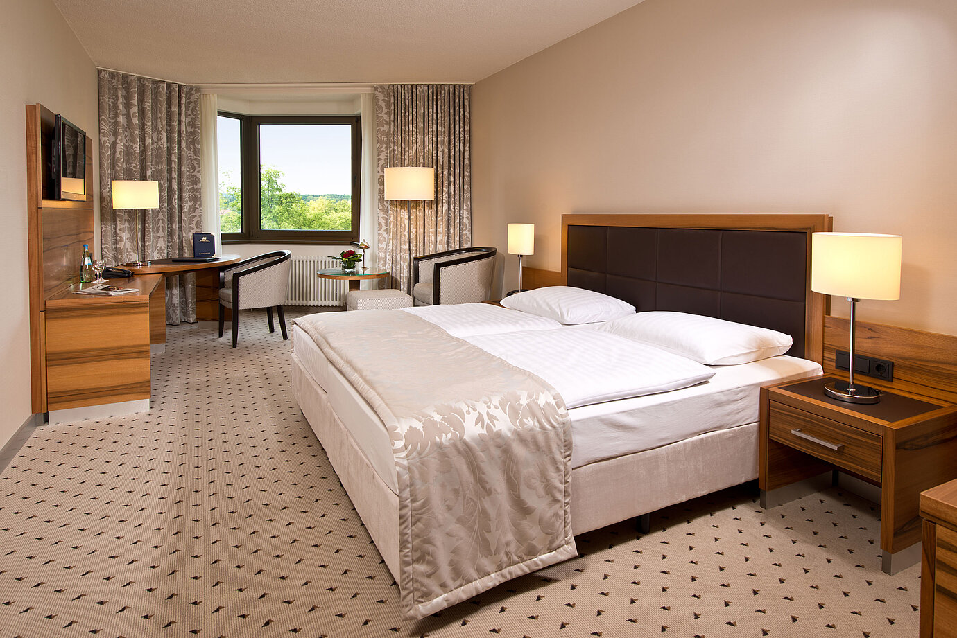 Komfortables Hotelzimmer im Maritim Hotel Bad Homburg mit modernem Design und Blick ins Grüne.