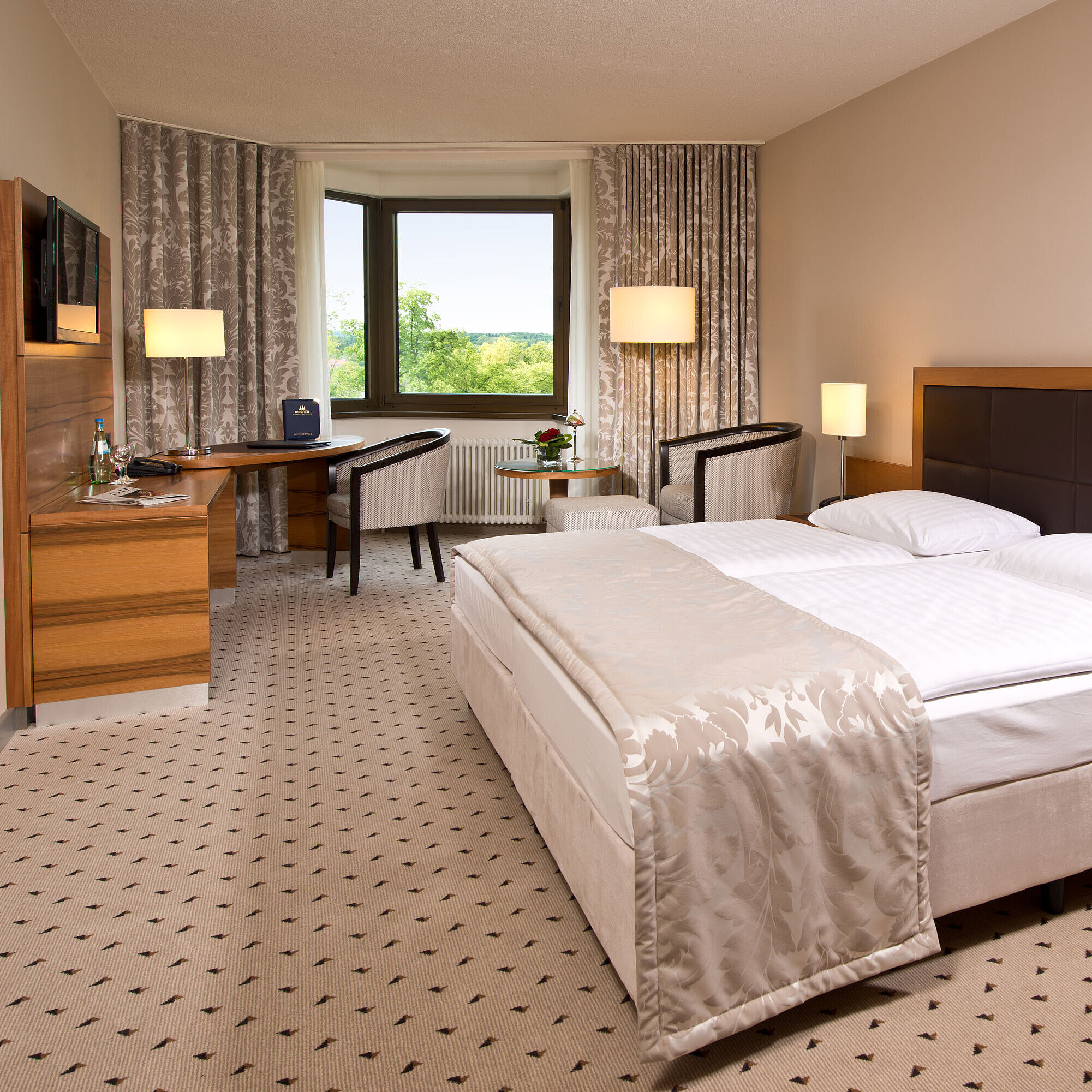 Superior Zimmer Komfortables Hotelzimmer im Maritim Hotel Bad Homburg mit modernem Design und Blick ins Grüne.