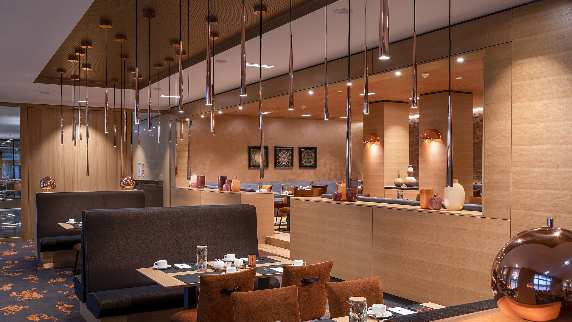 Stilvolles Restaurant im Maritim Hotel Ingolstadt mit gemütlichen Sitzbereichen und modernem Design.