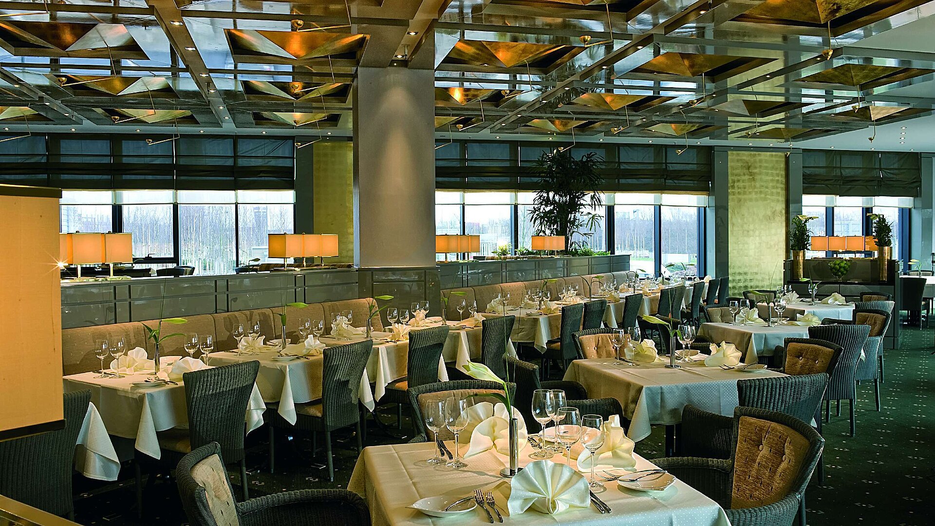 Elegantes Bistro "Bottaccio" im Maritim Hotel Düsseldorf mit stilvoll gedeckten Tischen und einladendem Ambiente.