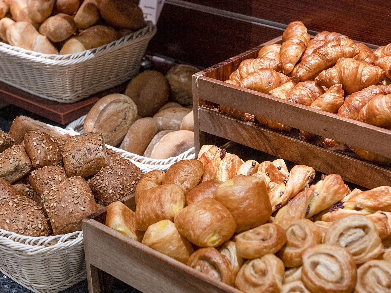 Buffet Frisches Gebäck und verschiedene Brötchen am Frühstücksbuffet des Maritim proArte Hotel Berlin.