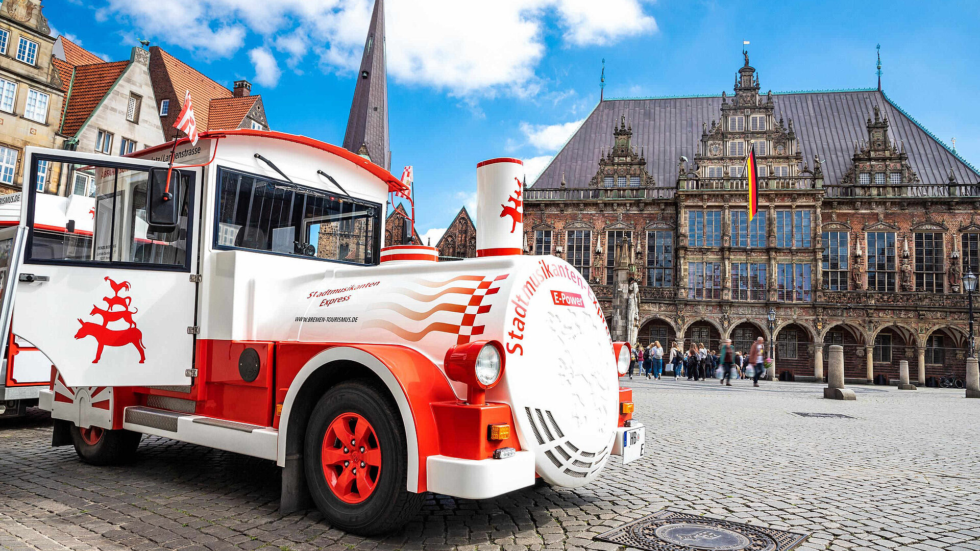Roter Touristenbus "Stadtmusikanten Express" vor dem historischen Rathaus in Bremen