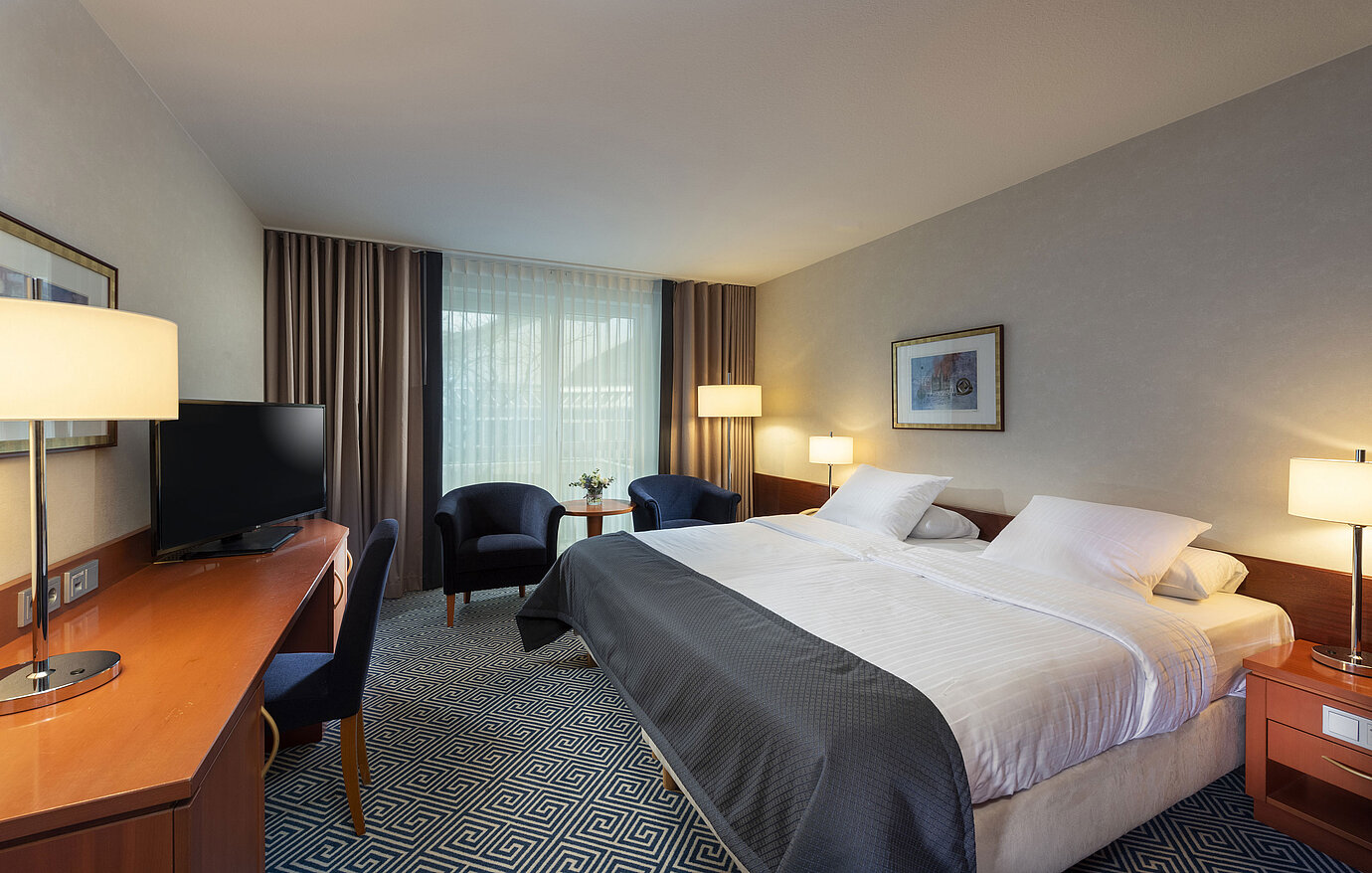 Zeitloses Doppelzimmer im Maritim Hotel Würzburg mit großem Bett und freundlicher Atmosphäre
