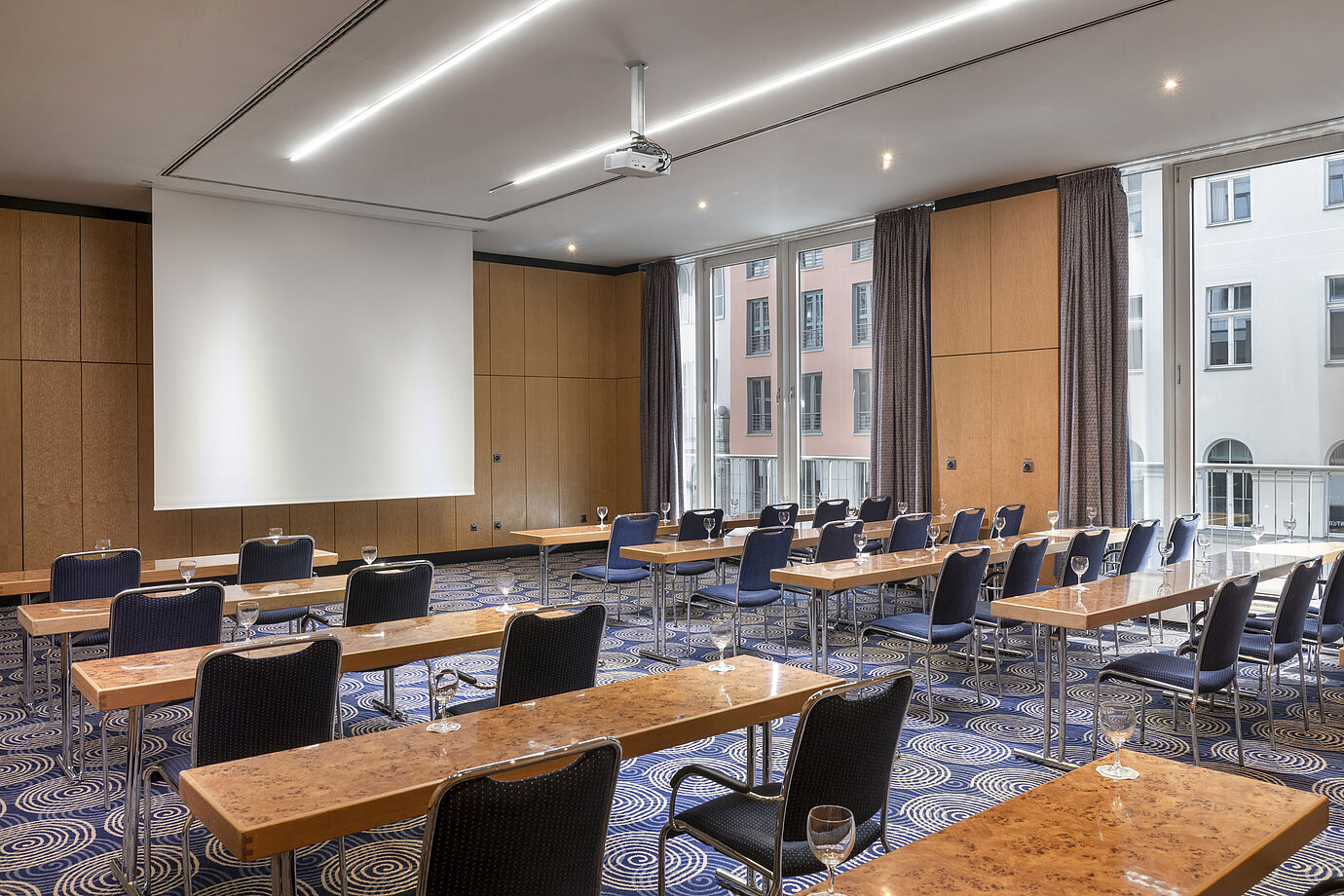 agungsraum Salon III im Maritim proArte Hotel Berlin mit Kinobestuhlung und Leinwand.