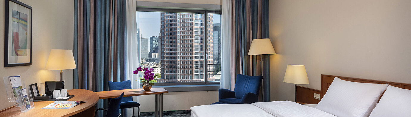 Superior Skyline Zimmer Superior Zimmer im Maritim Hotel Frankfurt mit Doppelbett, Schreibtisch und Blick auf die Frankfurter Skyline.