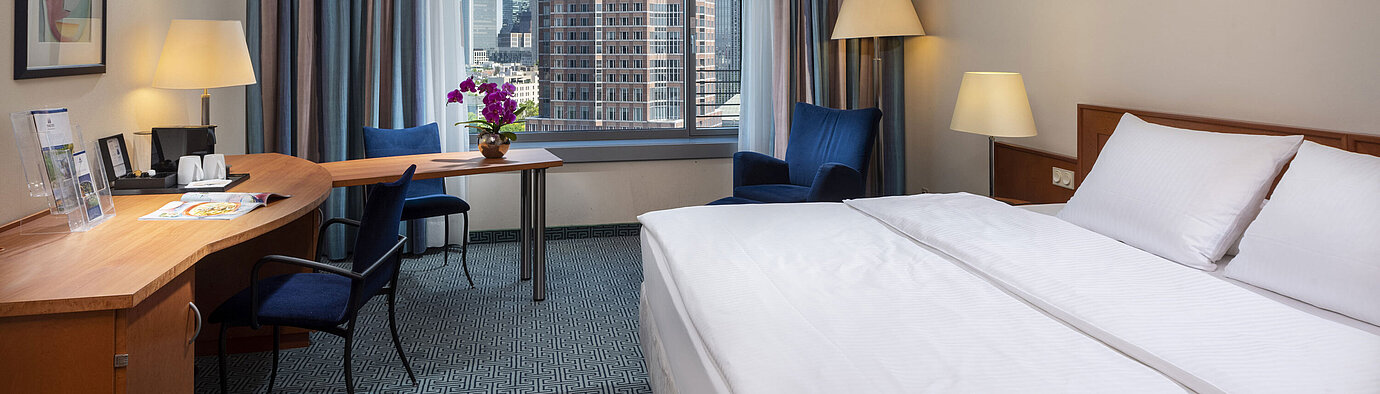 Superior Skyline Zimmer Superior Zimmer im Maritim Hotel Frankfurt mit Doppelbett, Schreibtisch und Blick auf die Frankfurter Skyline.