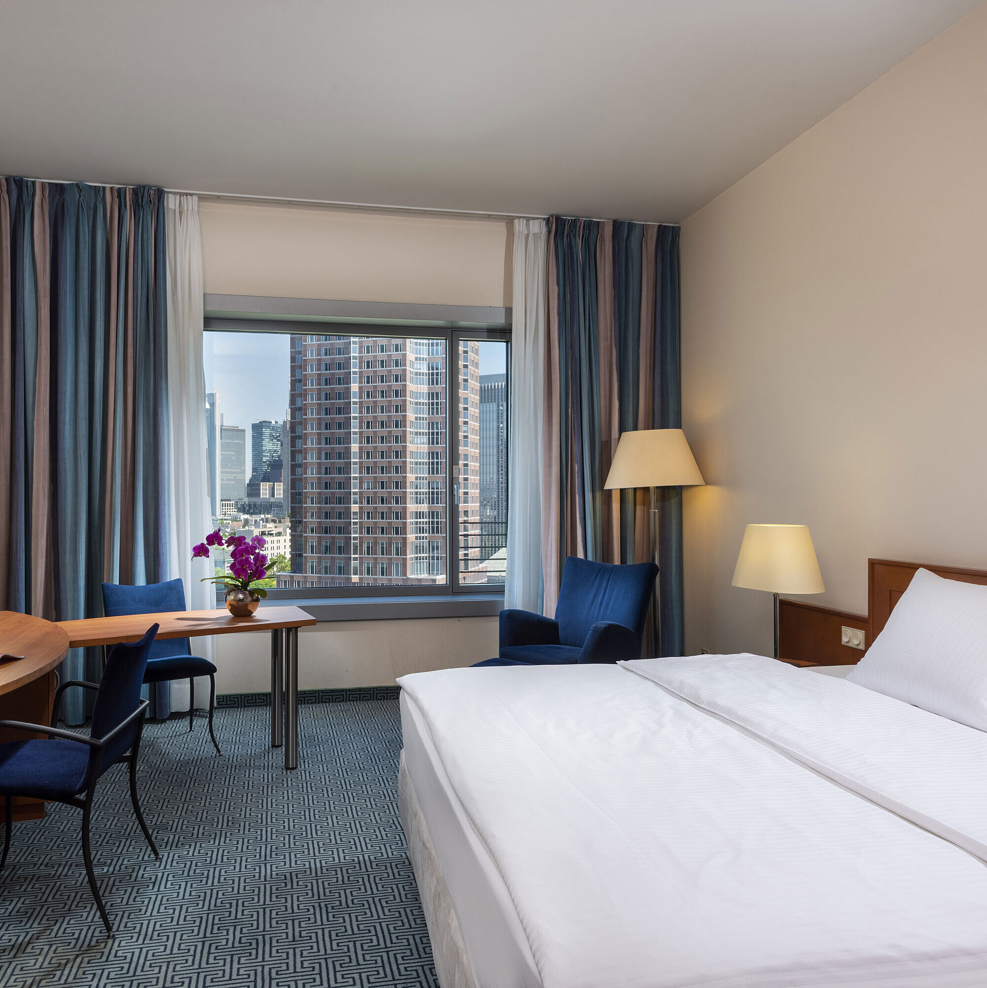 Superior Skyline Zimmer Superior Zimmer im Maritim Hotel Frankfurt mit Doppelbett, Schreibtisch und Blick auf die Frankfurter Skyline.
