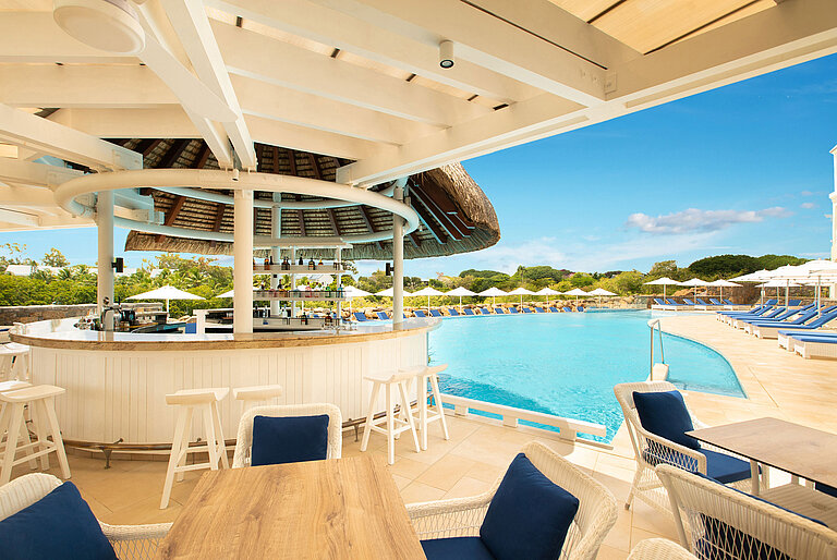 River Side Bar Eine stilvolle Poolbar mit modernen Möbeln und herrlichem Blick auf den Strand und den Poolbereich