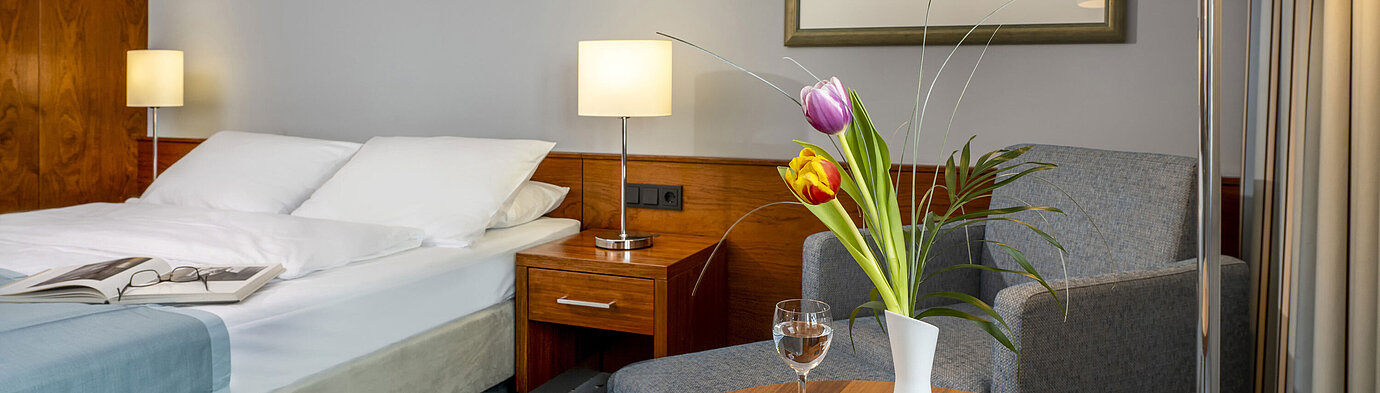 Comfort Doppelzimmer im Maritim Hotel Darmstadt mit stilvoller Dekoration, gemütlicher Sitzecke und modernen Akzenten.