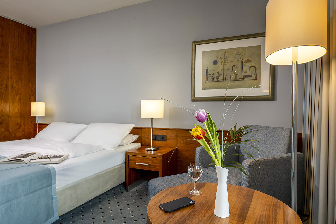 Comfort Doppelzimmer im Maritim Hotel Darmstadt mit stilvoller Dekoration, gemütlicher Sitzecke und modernen Akzenten.
