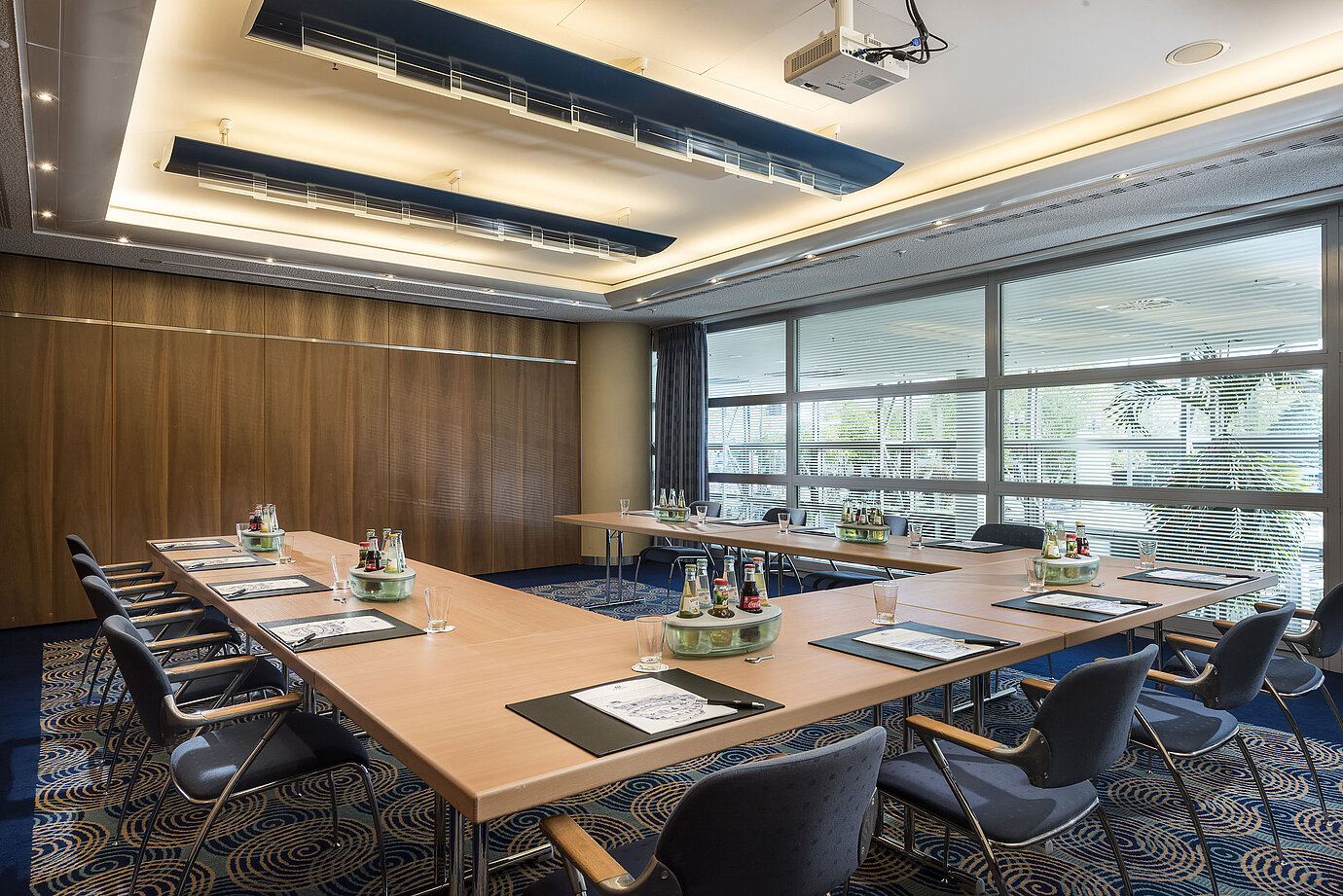 Kleiner Tagungsraum im Maritim Hotel Frankfurt mit U-förmiger Bestuhlung, Tageslicht und moderner Technik für Meetings.
