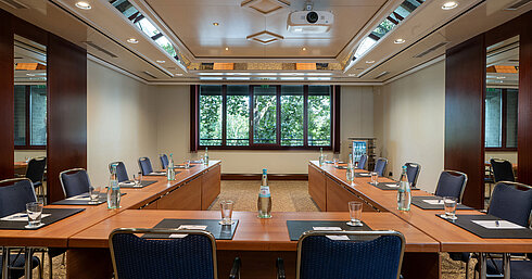 Moderner Tagungsraum im Maritim Hotel Köln mit Tageslicht und Konferenzbestuhlung