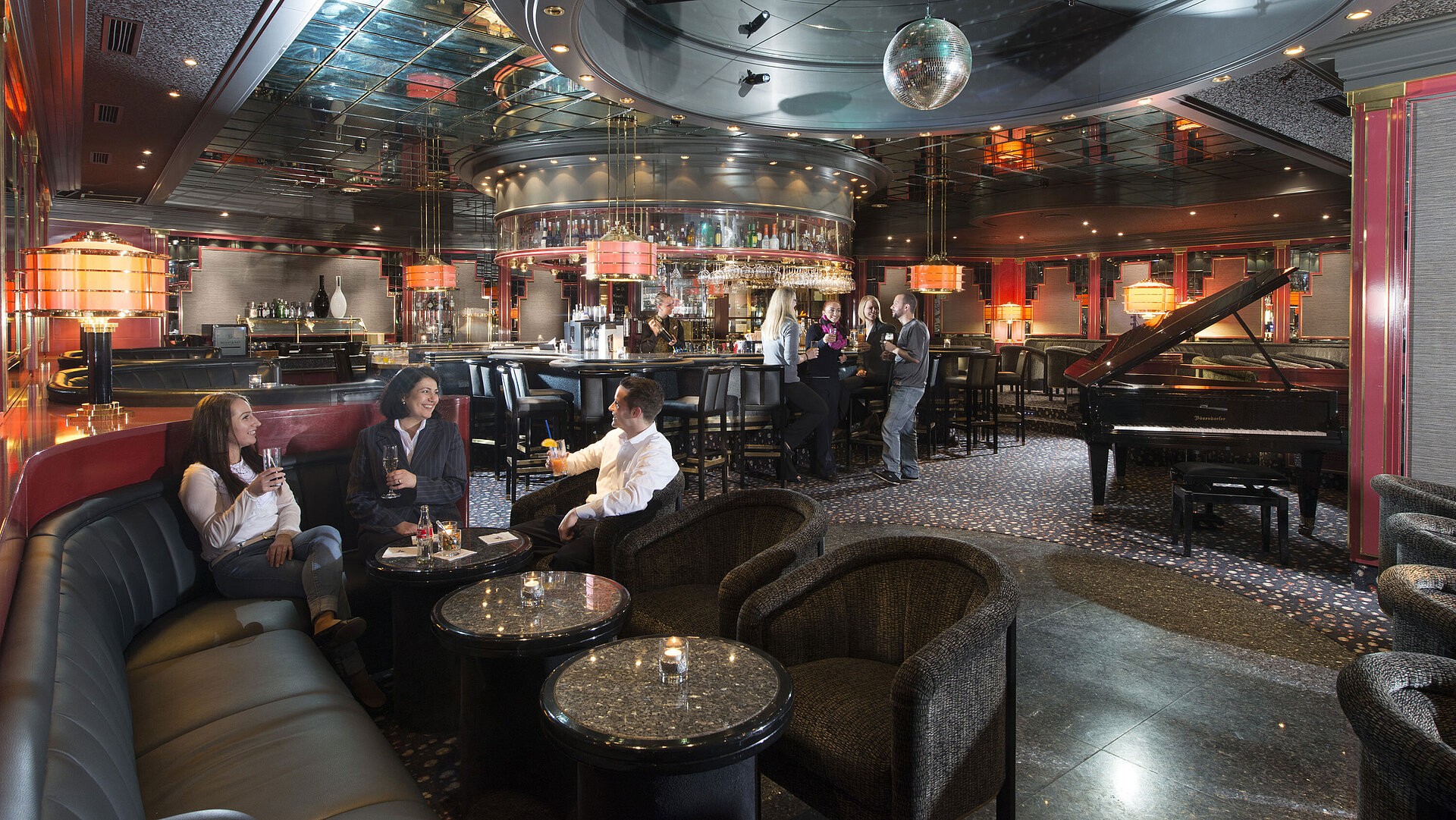 Gäste genießen Cocktails in der stilvollen Bar mit Klavier und eleganter Beleuchtung im Maritim Hotel Hannover.