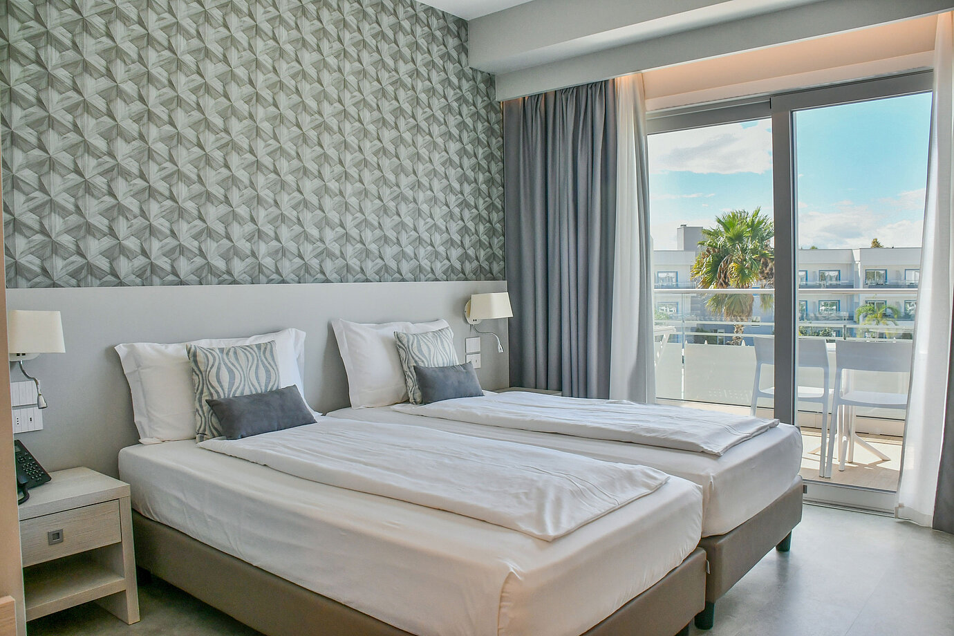 Doppelzimmer im Maritim Resort Calabria mit Balkon und Ausblick auf Palmen und Resortanlage