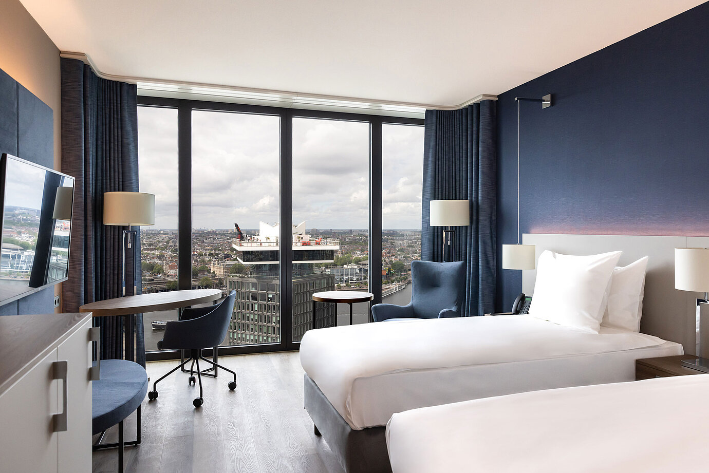 Modernes Doppelzimmer im Maritim Hotel Amsterdam mit Blick über die Stadt und den Fluss