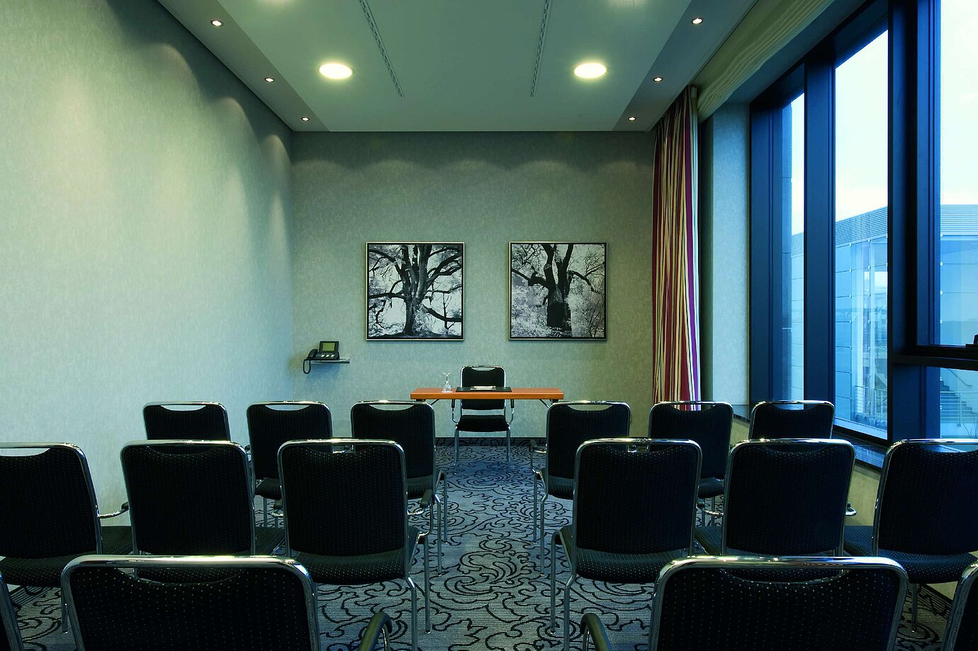 Kleiner Konferenzraum im Maritim Hotel Düsseldorf mit moderner Bestuhlung, natürlichem Licht und minimalistischem Design.