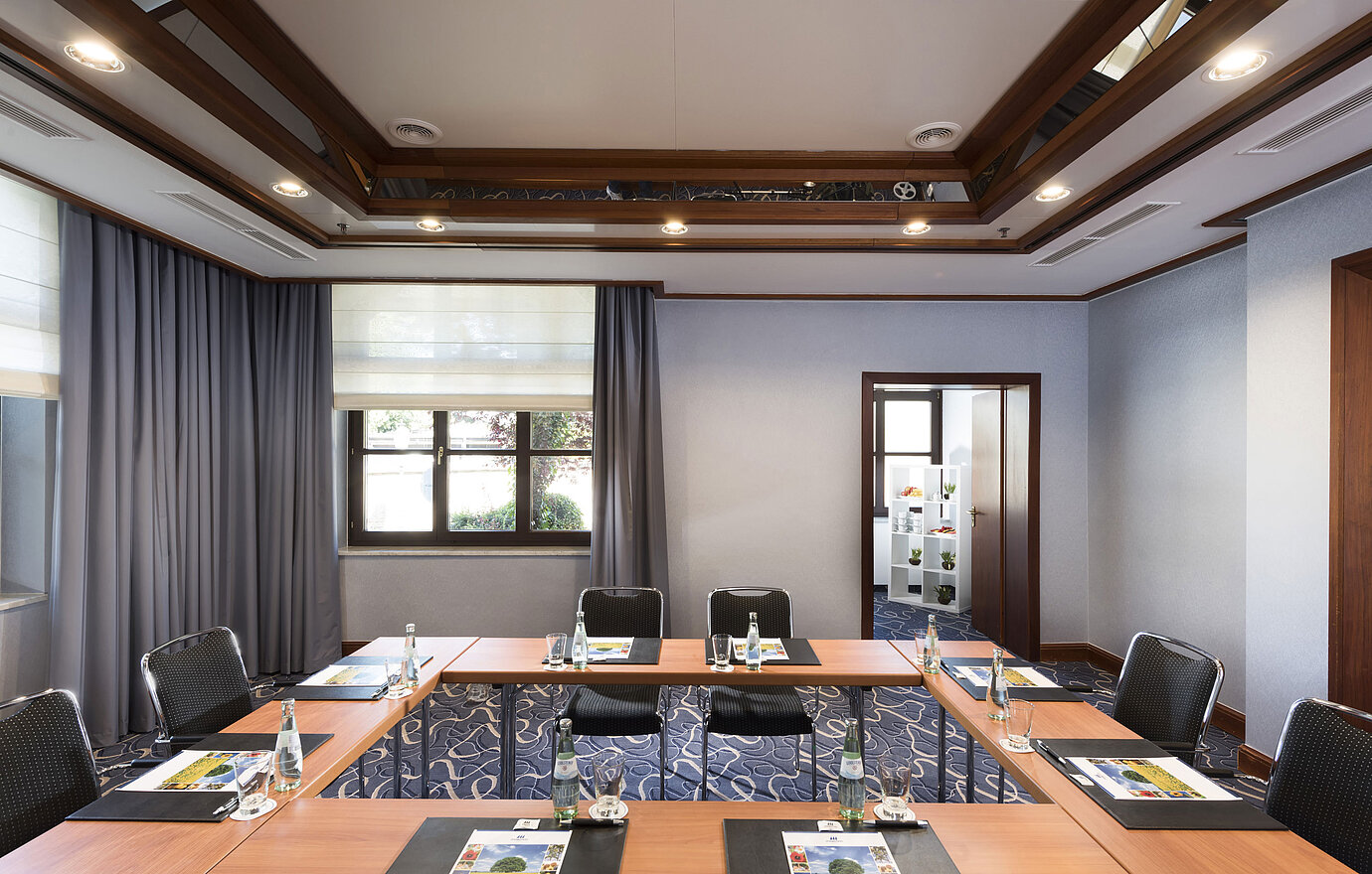Moderner Tagungsraum mit Tageslicht, U-Bestuhlung und stilvoller Einrichtung im Maritim Hotel Königswinter.