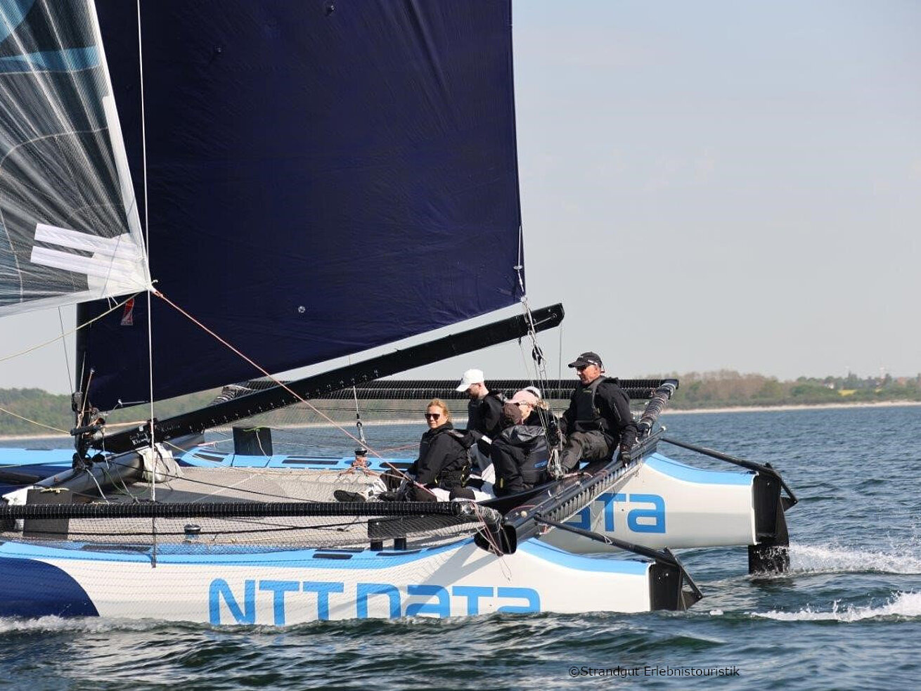Team segelt schnell auf einem modernen Katamaran