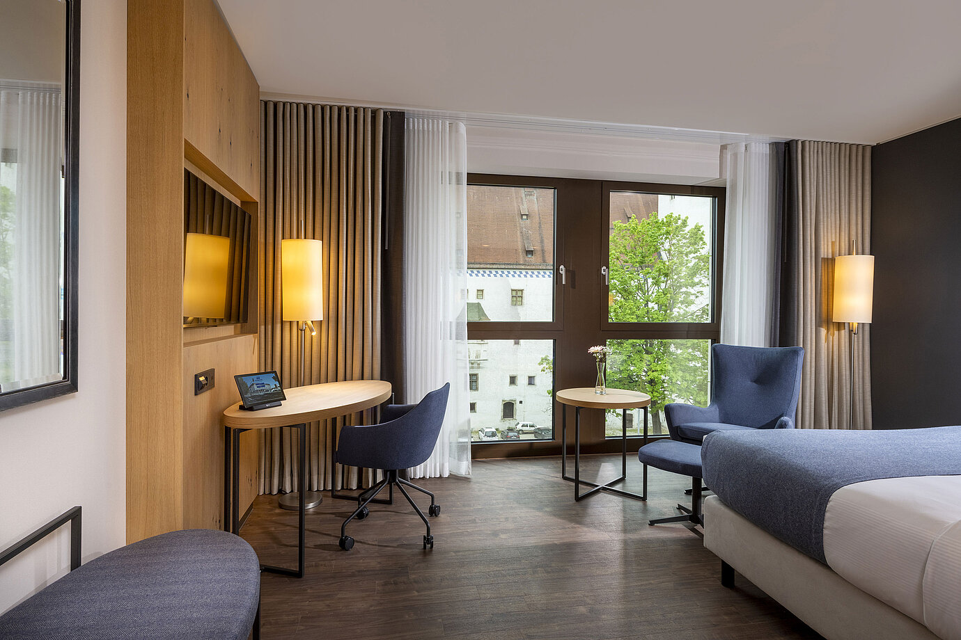 Modern eingerichtetes Hotelzimmer im Maritim Hotel Ingolstadt mit Schreibtisch und Blick auf die Stadt.