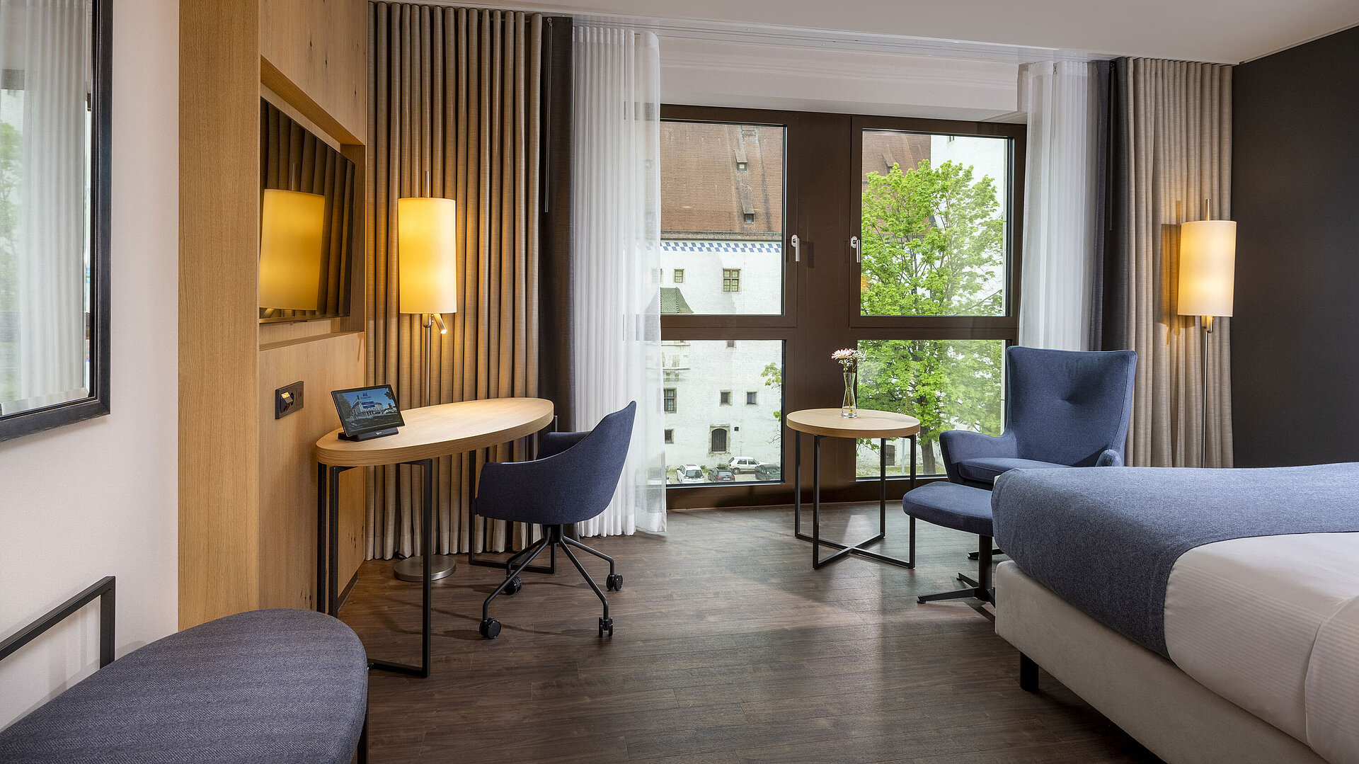 Classic Zimmer Modern eingerichtetes Hotelzimmer im Maritim Hotel Ingolstadt mit Schreibtisch und Blick auf die Stadt.