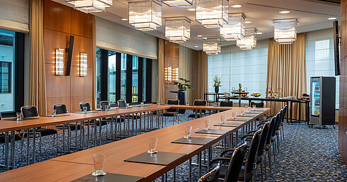 Heller Konferenzraum mit großen Fenstern und Catering im Maritim Hotel Düsseldorf