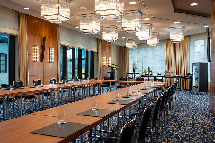 Heller Konferenzraum mit großen Fenstern und Catering im Maritim Hotel Düsseldorf