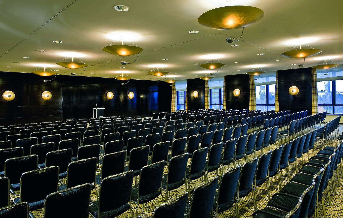 Tagungsraum im Maritim Hotel Düsseldorf mit eleganter Beleuchtung und Reihenbestuhlung, ideal für Veranstaltungen.