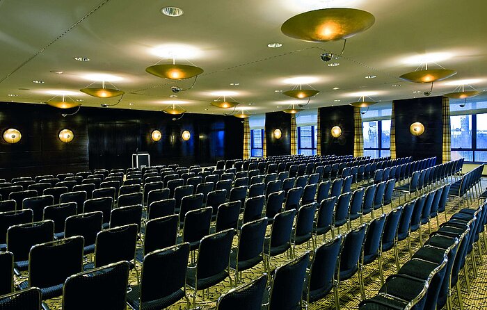 Tagungsraum im Maritim Hotel Düsseldorf mit eleganter Beleuchtung und Reihenbestuhlung, ideal für Veranstaltungen.