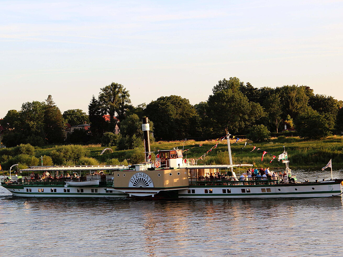 Dampfschifffahrt auf der Elbe in Dresden Historischer Raddampfer der Sächsischen Dampfschifffahrt auf der Elbe in Dresden