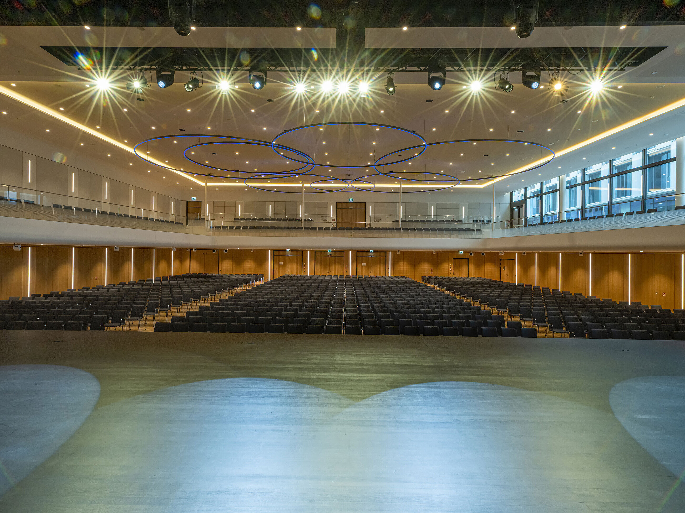 Blick von der Bühne in den modernen Veranstaltungssaal des Maritim Hotel Ingolstadt.