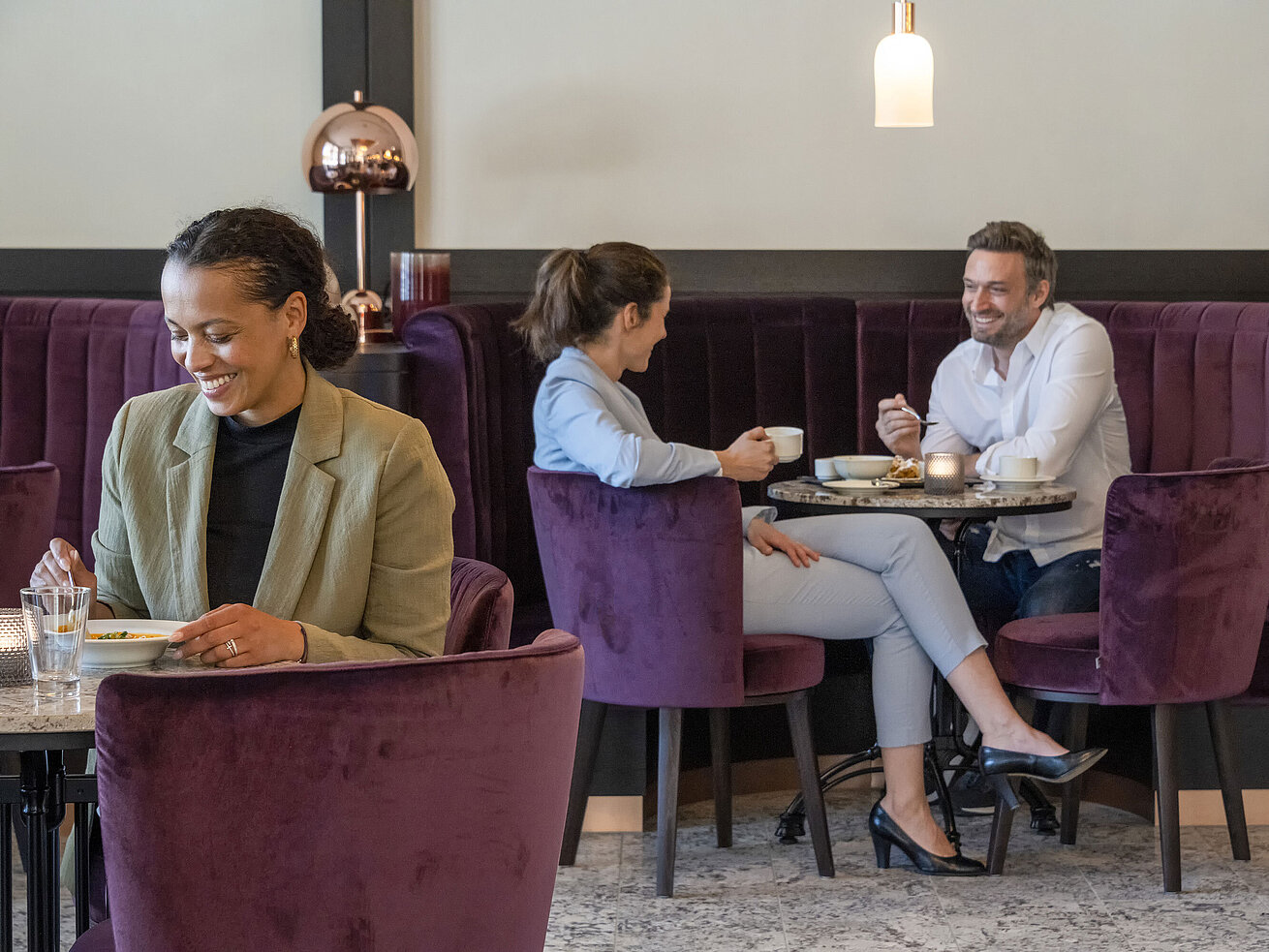Gäste genießen eine gemütliche Kaffeepause in der stilvollen Lounge des Maritim Hotel Ingolstadt.