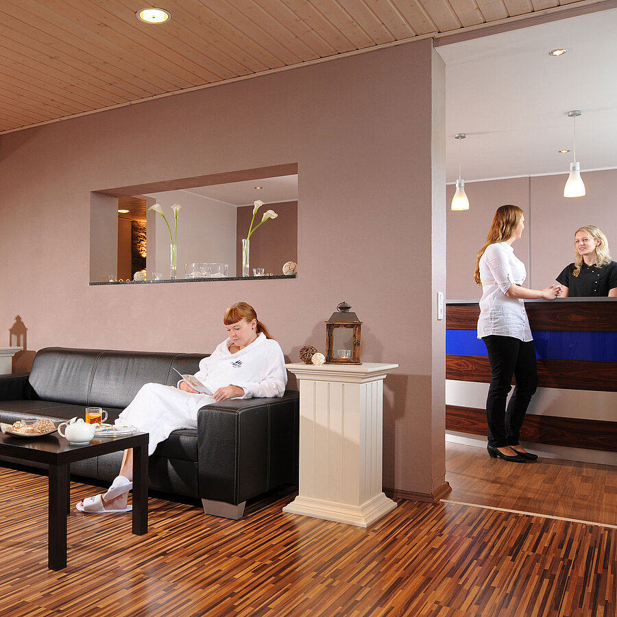 Entspannte Atmosphäre in der Spa Lounge mit Rezeption im Maritim Hotel Bad Wildungen