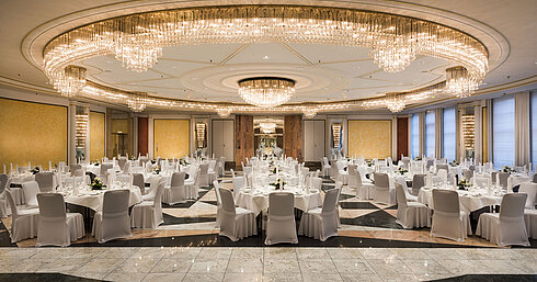 Saal Schumann im Maritim Hotel Bonn mit festlicher Deko und eleganten Kronleuchtern, ideal für Hochzeiten und Bankette.