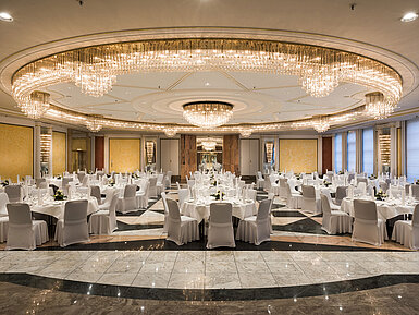 Saal Schumann im Maritim Hotel Bonn mit festlicher Deko und eleganten Kronleuchtern, ideal für Hochzeiten und Bankette.