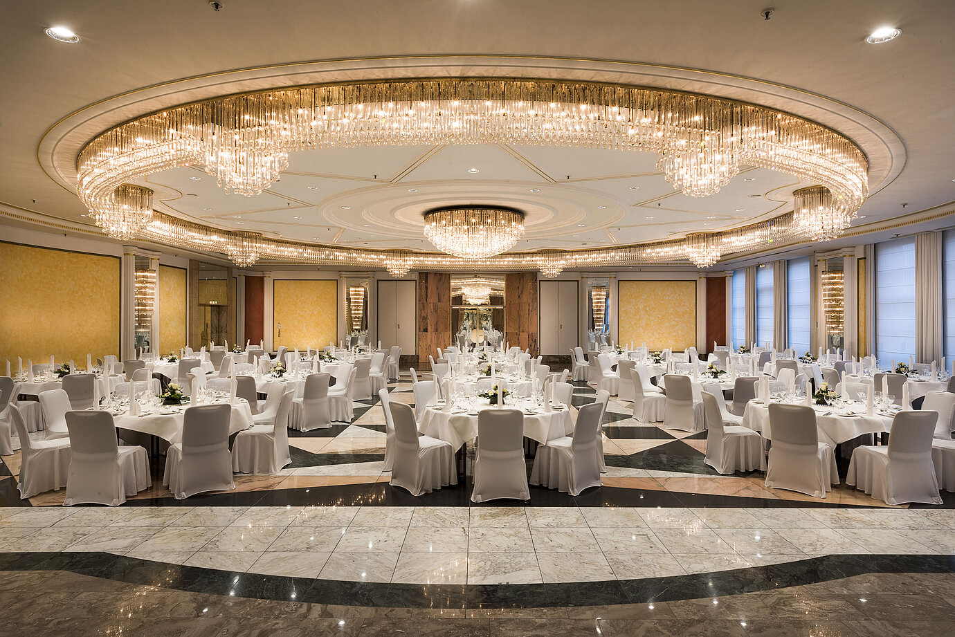 Saal Schumann im Maritim Hotel Bonn mit festlicher Deko und eleganten Kronleuchtern, ideal für Hochzeiten und Bankette.