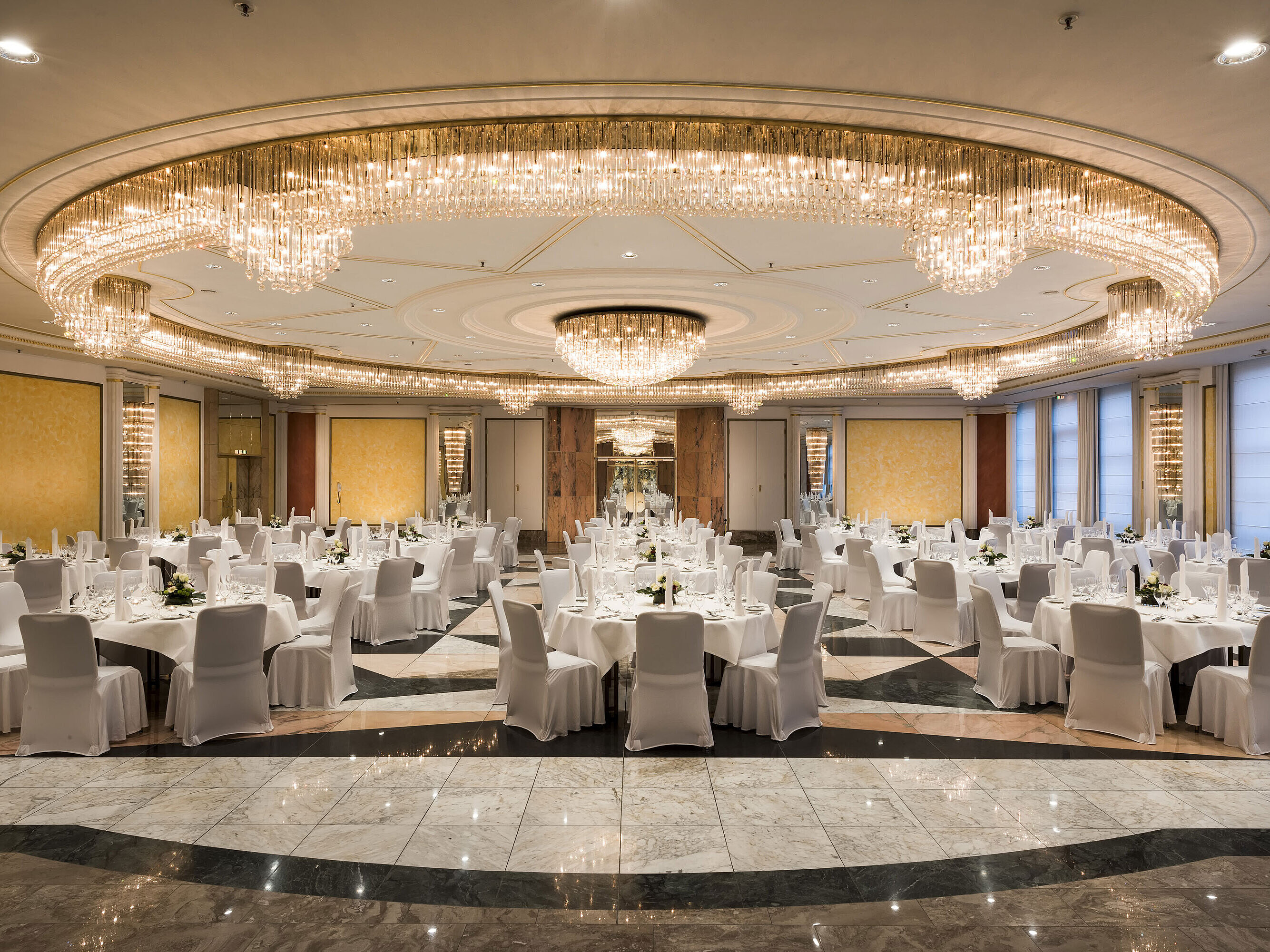 Saal Schumann im Maritim Hotel Bonn mit festlicher Deko und eleganten Kronleuchtern, ideal für Hochzeiten und Bankette.