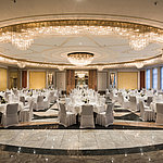 Saal Schumann im Maritim Hotel Bonn mit festlicher Deko und eleganten Kronleuchtern, ideal für Hochzeiten und Bankette.